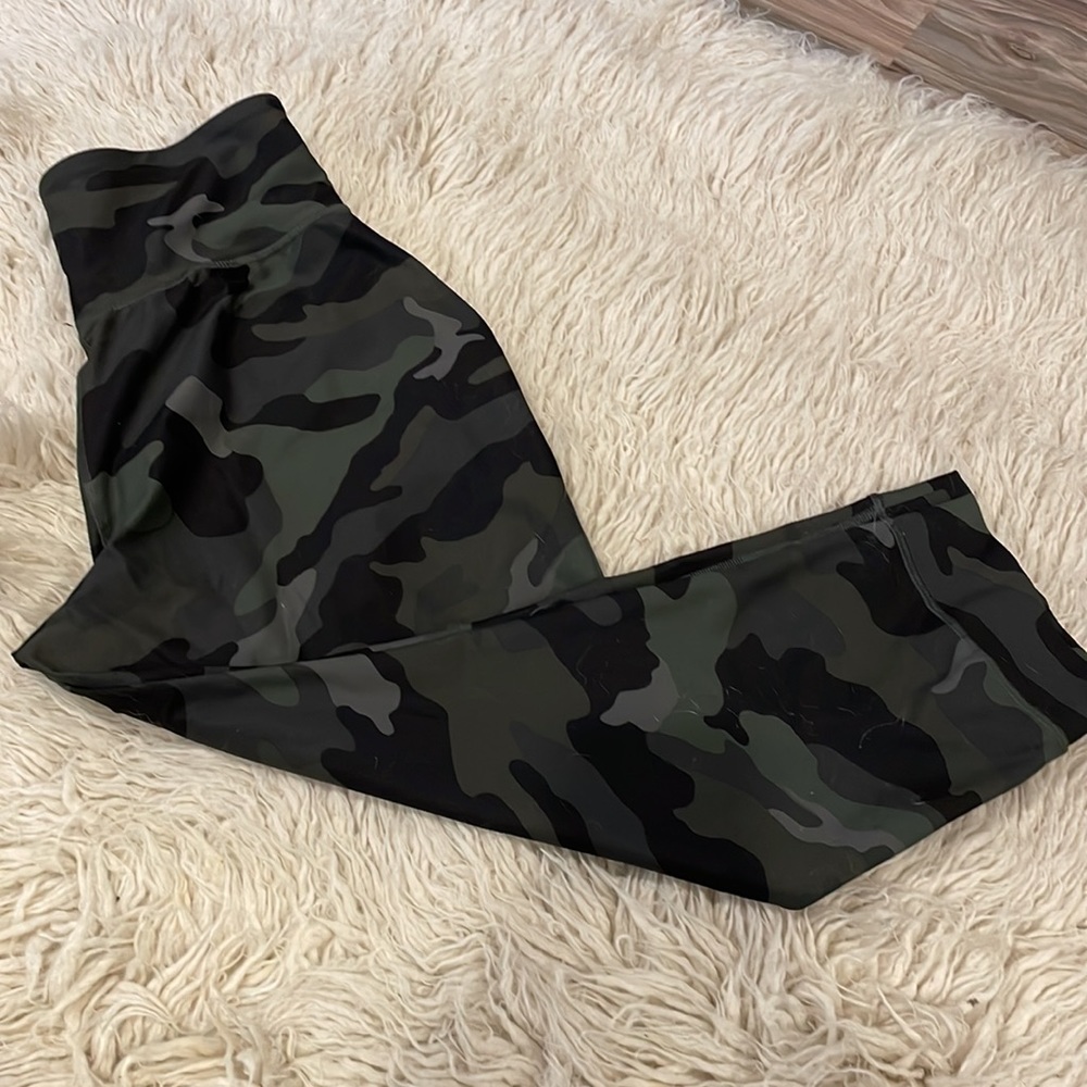 Old Navy Active Camo shin length leggings - Picture 2 of 4